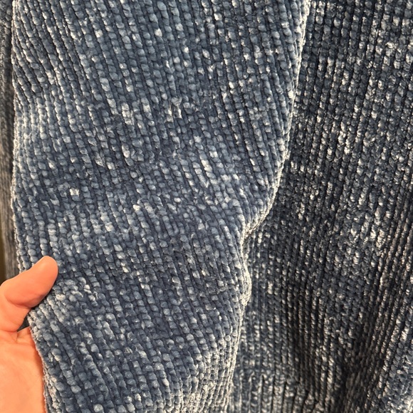 GAP Textured Blue V-Neck Sweater - Picture 3 of 3